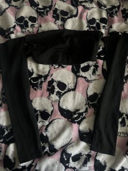 black crop top w sleeve