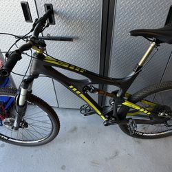 Custom built Ibis mojo HDR 650 trail mountain bike.   SIZE LARGE  Full carbon fiber frame, 