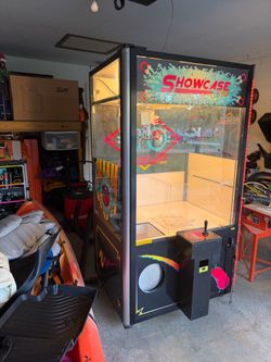 Show case large claw arcade