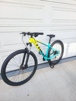 Trek 29er size large Wheels 29er Speeds Multiple Hydraulic Disc Brakes  front lock out shock
