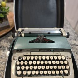 Vintage Smith Corona Galaxie Deluxe Typewriter In Hardshell Carrying Case & Key