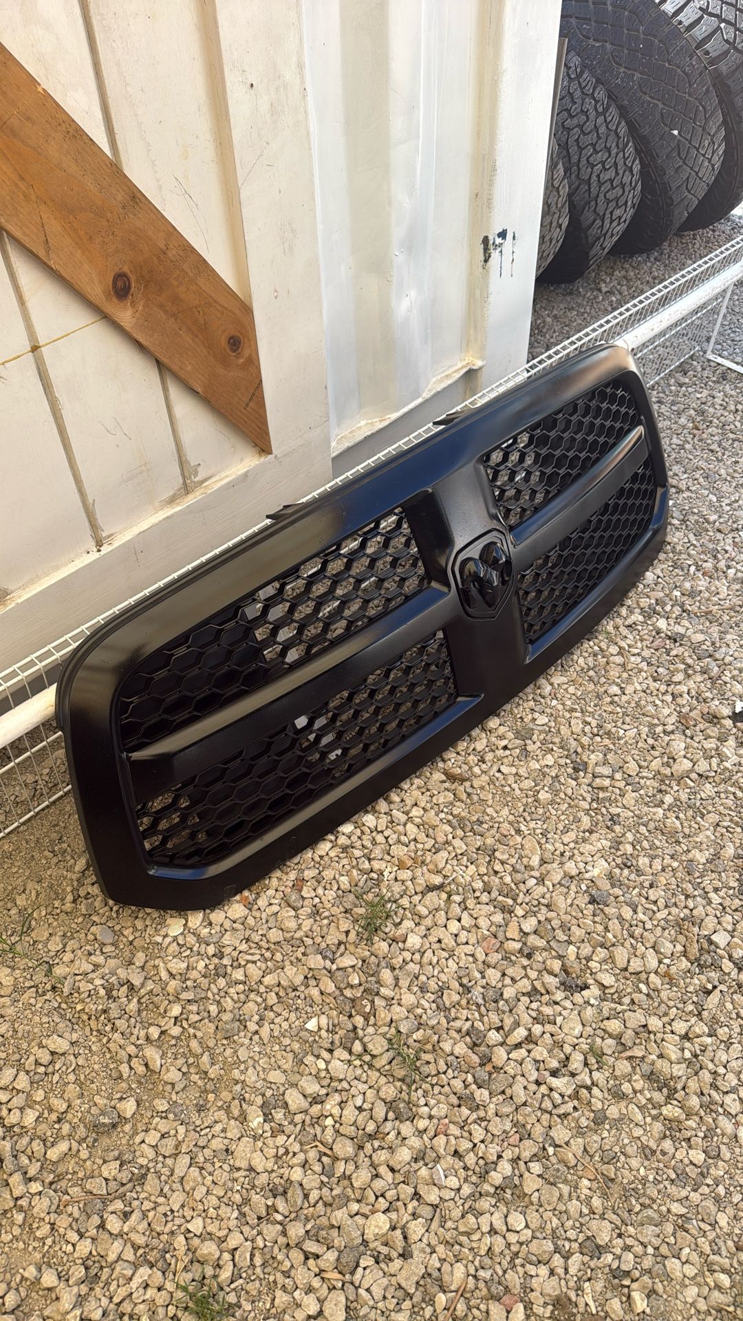 09-16 Dodge RAM Grill