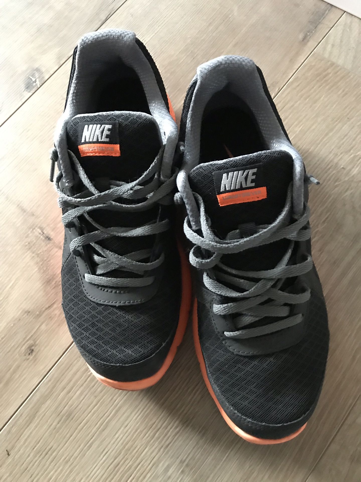 Boys Nike shoes size 6.5