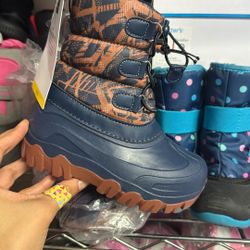 New Snow Boots Size 7/8 Toddlers 