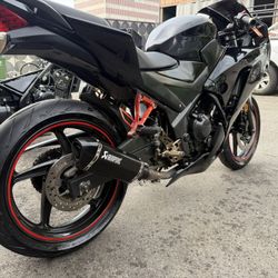 Honda Cbr300r  Yer 2015 Title En. Hend Miles 8000