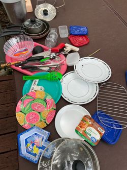 Kitchen items, box, lotto, 50 utensils, plates, bowls, pots, pans, etc. Kitchen Items box lotto 50 utensils plates, bowls, pots, pans, etc.