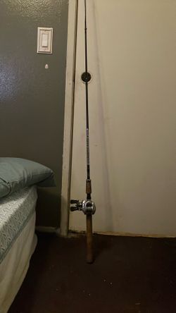 6’6 bass pro graphite series baitcasting rod paired with bass pro extreme baitcaster