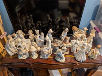 LOT: Ceramic Figurines (Lladro, Lenoxx)