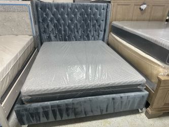 Queen size mattress and box spring set and bed 🛌