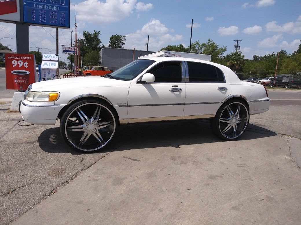 Lincoln town car ...on 30s..cold.ac. Clean blue title
