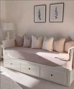IKEA Daybed - Hemnes - Beddy + 3 Matresses Included OBO