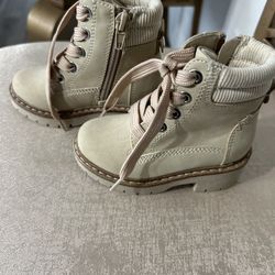 Lil Lexi boots size 6