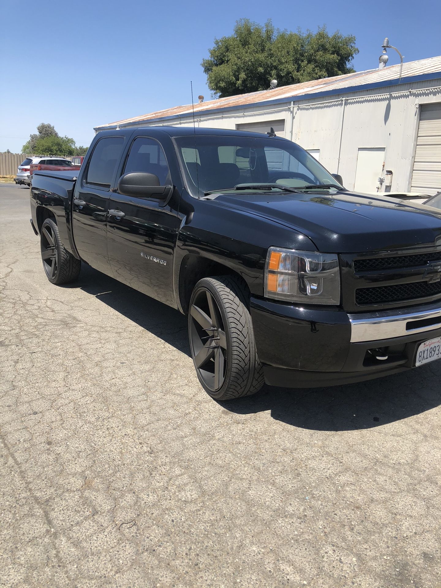 12,000 2011 Chevy Silverado 19100000 original miles with clean title 22” dubs baller rims tag up to date