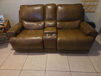 COFFEE COLORED LEATHER COUCH WITH PUSH BUTTON RECLINE