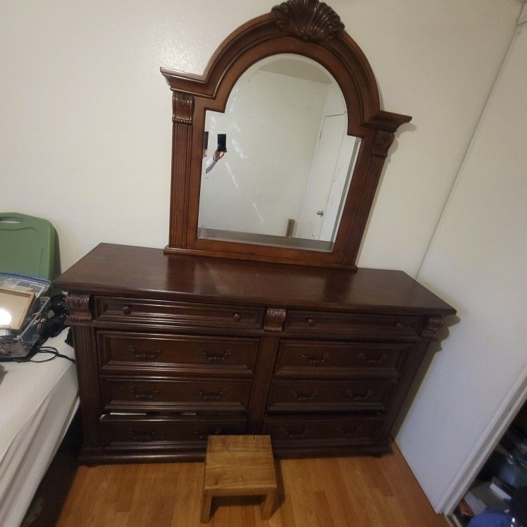 Dresser