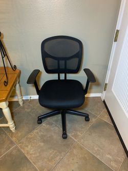 Amazon Basics Mesh, Mid-Back, Adjustable, Swivel Office Desk Chair with Armrests, Black