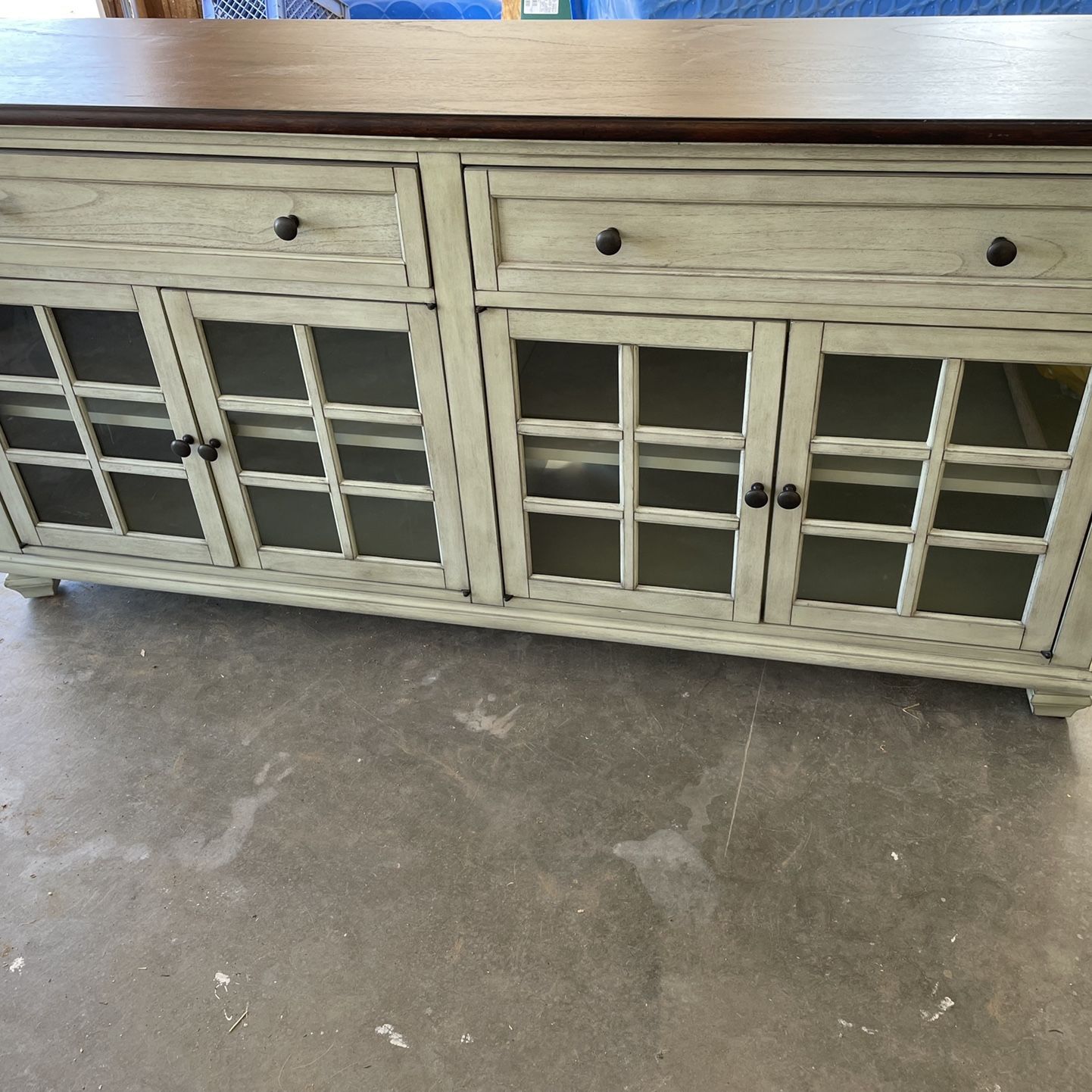 Pike and sale main tv console