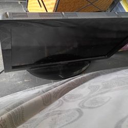 TOSHIBA LCD FLAT SCREEN TV 