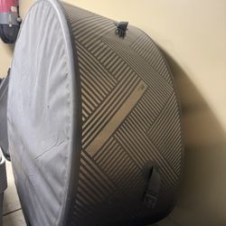 Hot tub (sturdy, Non-inflatable type)