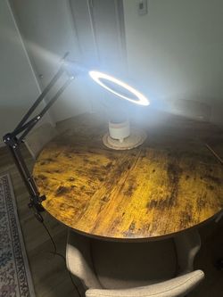 Magnifying lamp with desk clasp and light