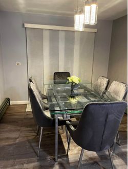 Extendable dining table