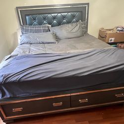 King Bed w Storage Drawers & Matching Nightstand!!