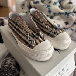 Burberry Women’s Size 6