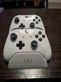 2 Xbox One Controllers Plus Rechargeable Battery Packs And Stand  White