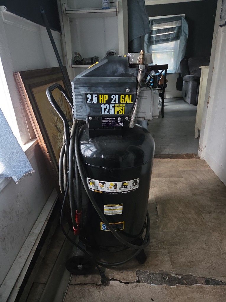 21 Gallon Air Compressor with attachments/ NEW