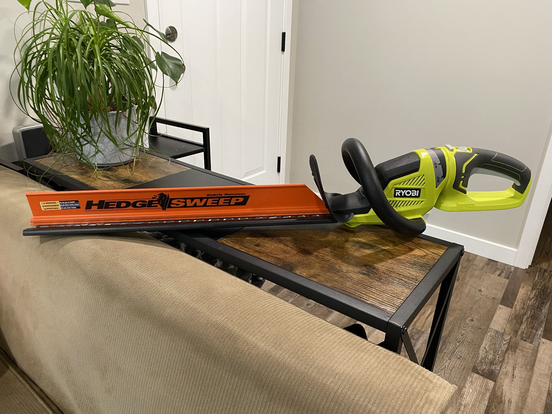 RYOBI ONE+ 22 in. 18-Volt Lithium-lon Cordless Battery Hedge