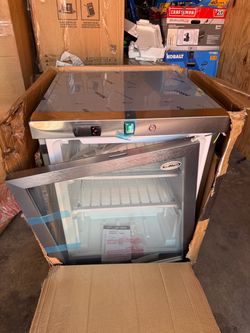 KoolMore KM-MDF46GD 4.6 Cu Ft Commercial Glass Door Freezer New Damaged