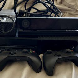 Xbox 360 With 2 Controllers And Kinect