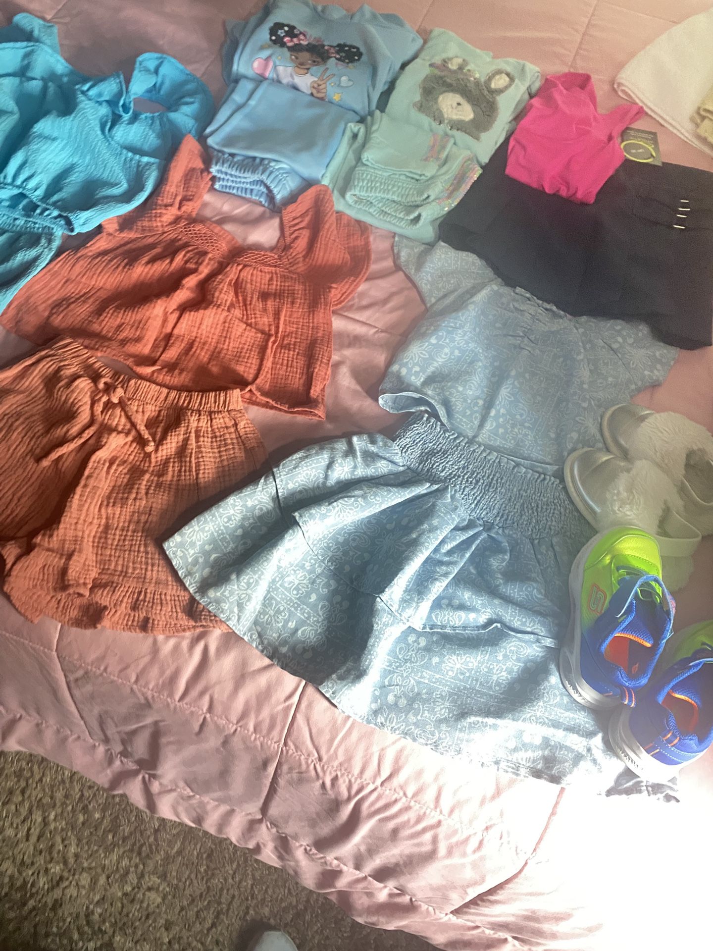 Ropa de niña, en buen estado, alguna es nueva nunca usada