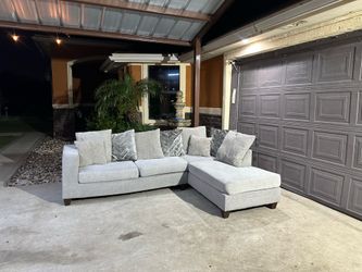 Beautiful modern lite grey  sectional super comfy and nice asking 600
