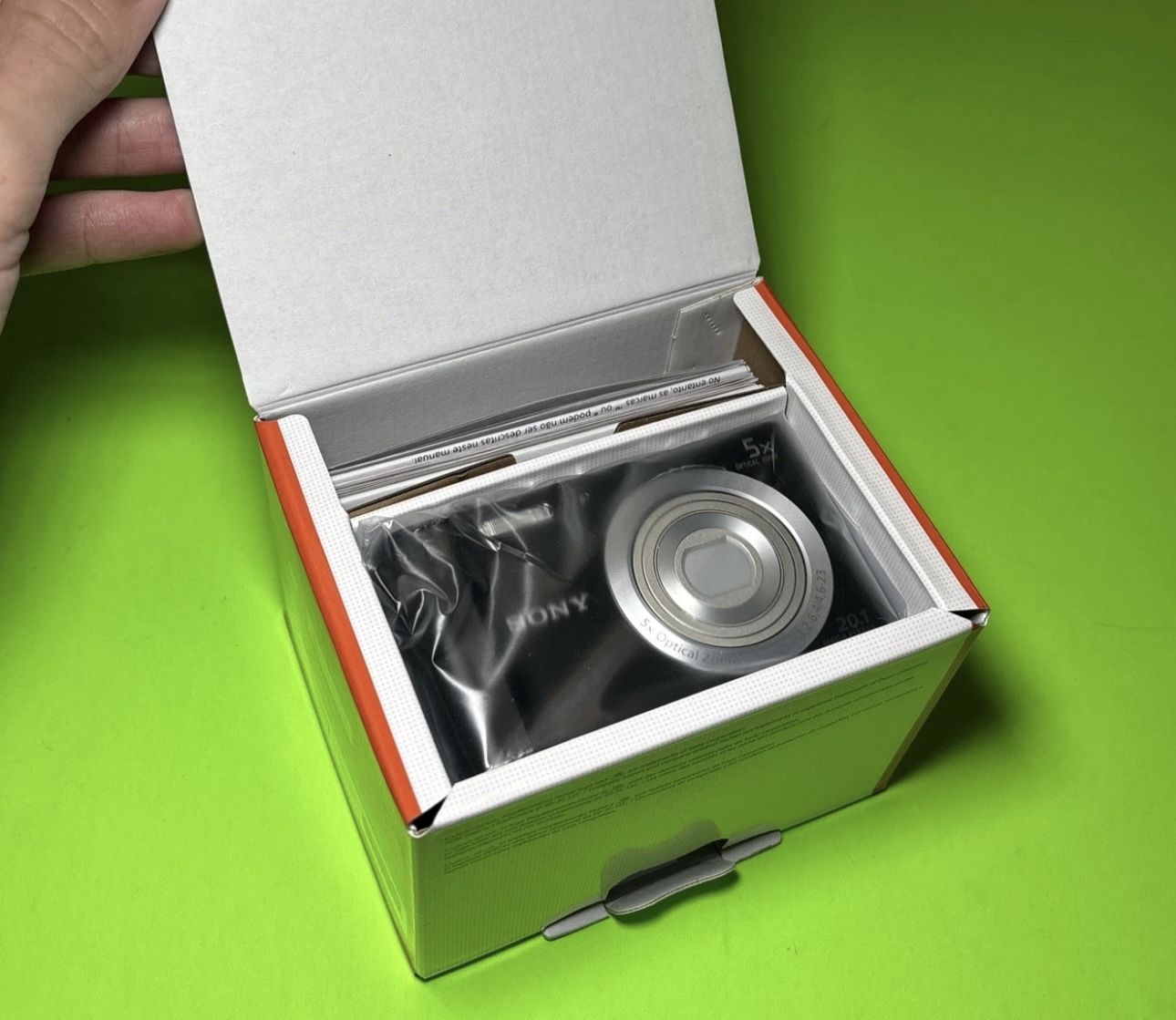 BRAND NEW SONY Cyber-shot DSC-W800 20.1MP Digital Camera 5x Optical Zoom 