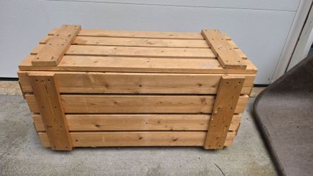34x16x16 Wood crate with hinged lid and made with 1x4