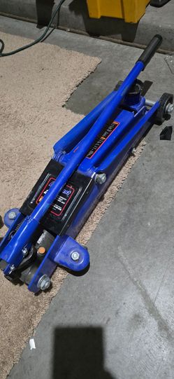 Duralast 2.5-ton hydraulic floor jack.