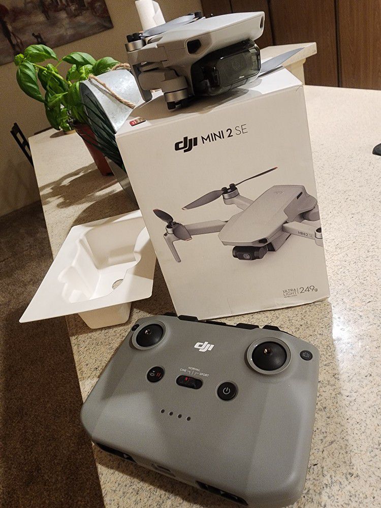  DJI Mini 2 SE, Lightweight Mini Drone with QHD Video