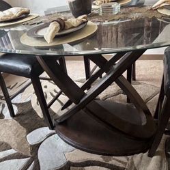 Circle Dinning Room  Table/ Temperate Glass  (Good Condition) PICKED UP (Read Description 