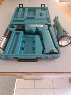 3/8" Makita 9.6v drill & flashlight with 2 batteries.