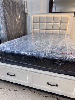 Queen size mattress Serta