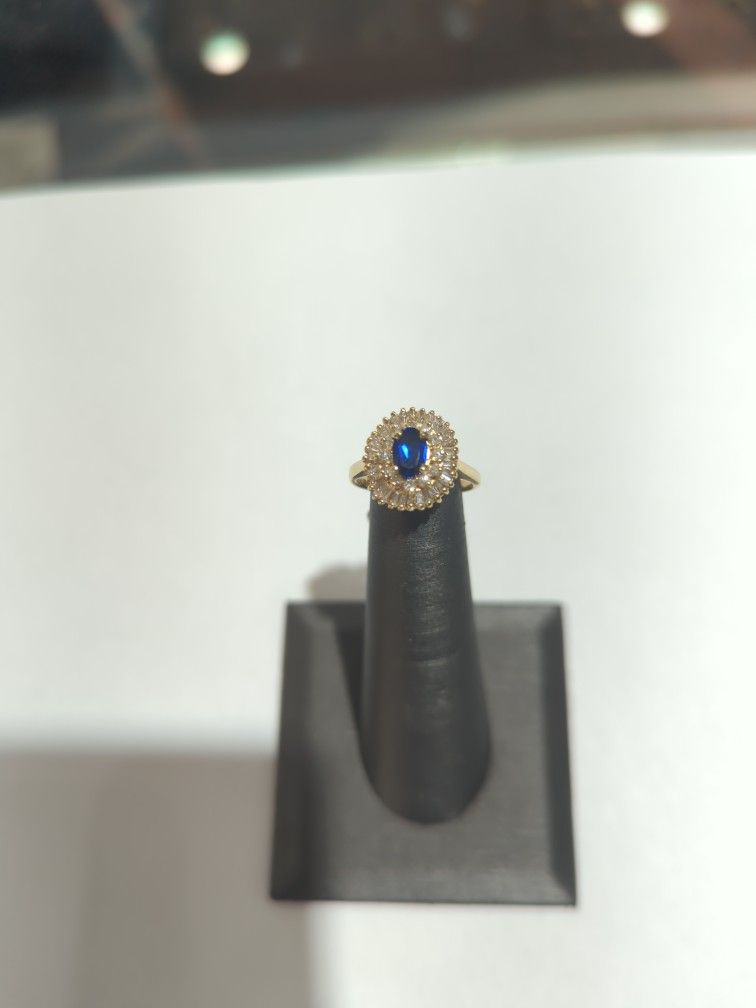 14k Gold Ring w Sapphire surrounded In Diamonds