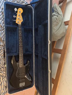2025 🇺🇸 Fender American Pro II Jazz BASS - like NEW -with hard shell case
