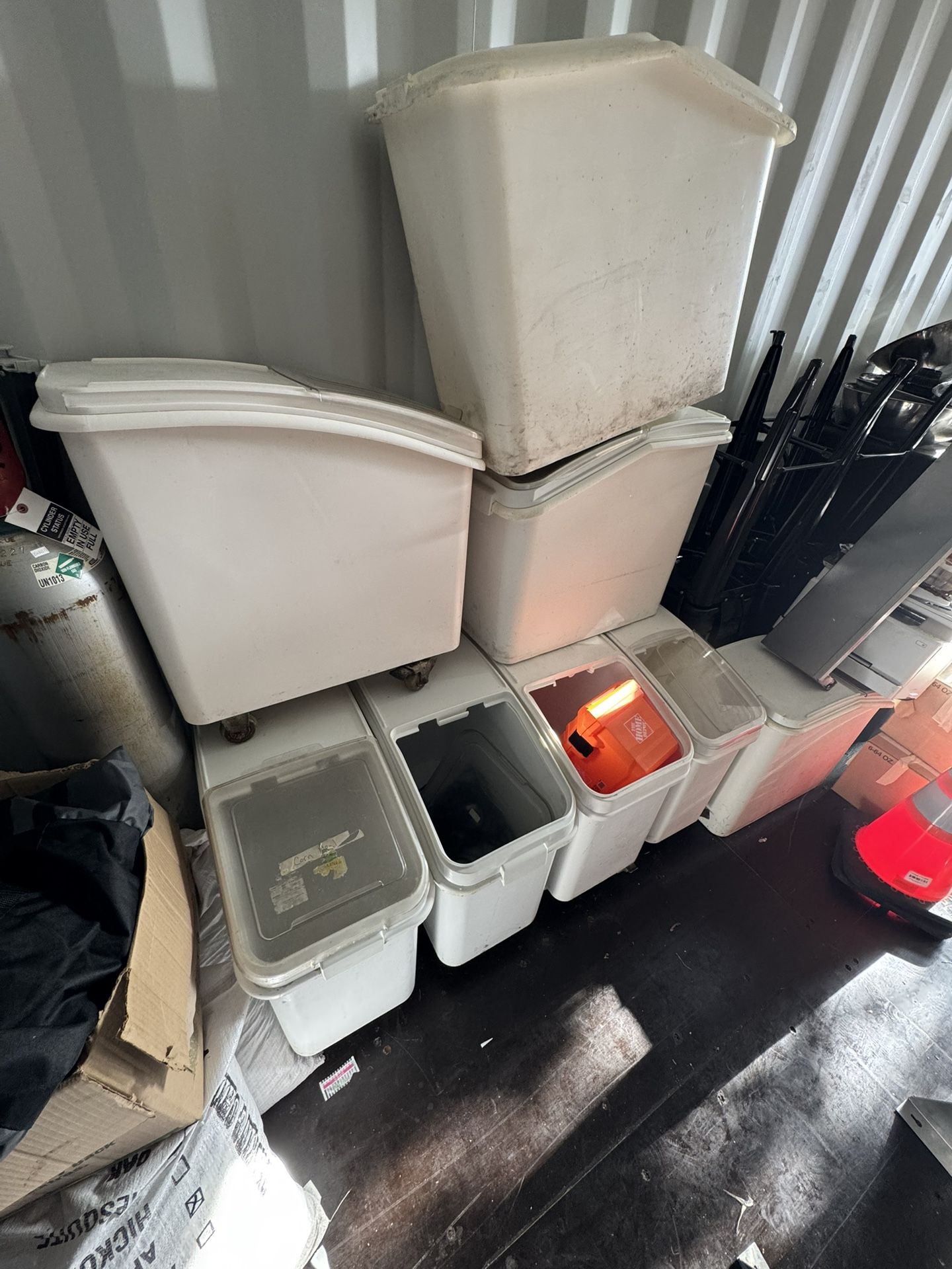 Rubbermaid Contains