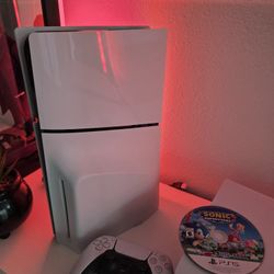 PLAYSTATION 5 / UN JUEGO / UN MANDO Y SUS CABLES 