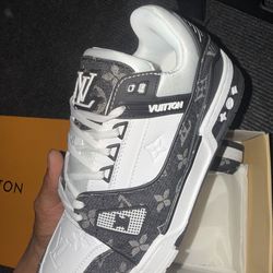 Louis Vuitton Trainer Sneakers  black