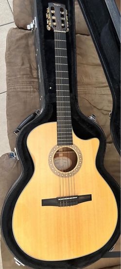 Taylor NS34ce nylon strings