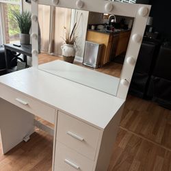 White vanity With Mirror/Drawers 