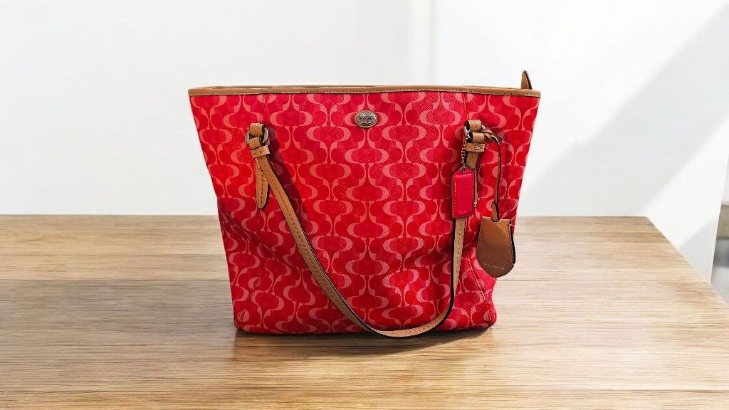 Coach Coral Trippy Signature Design Tote w/Dustbag Like New!