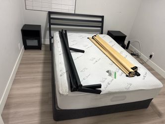 Queen bed / nightstands
